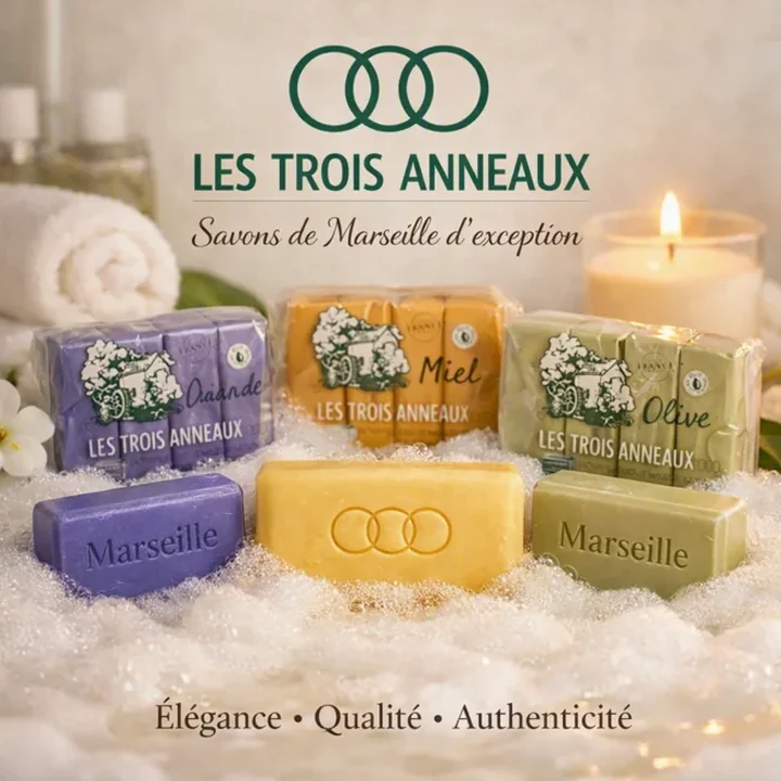 Savons de Marseille lavande, miel et olive sur un lit de mousse, avec bougie et serviettes